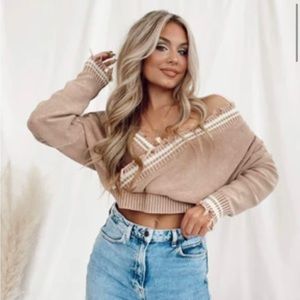 Distressed v-neck sweater. Cropped fit